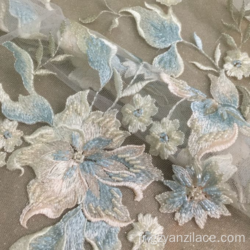 Tissu bleu ciel avec Motifs de fleurs brodées à la main